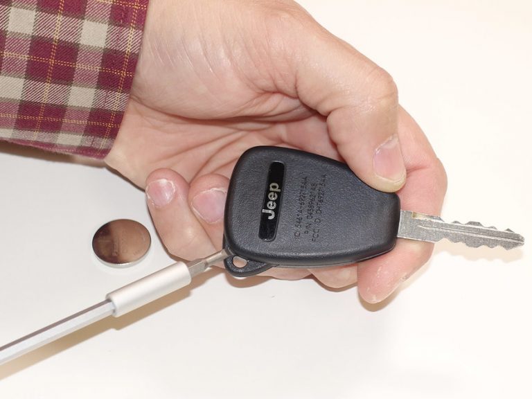jeep-wrangler-key-battery-screwdriver